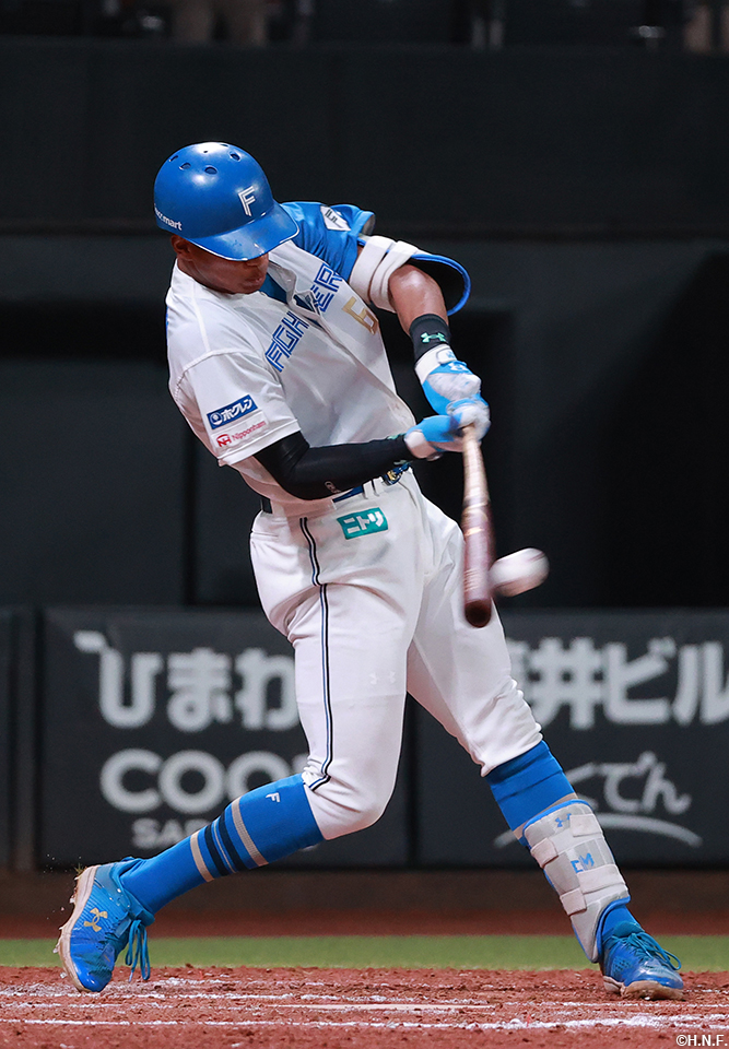 4回裏、二塁打を放つ万波選手01