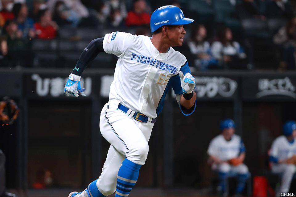 4回裏、二塁打を放つ万波選手02