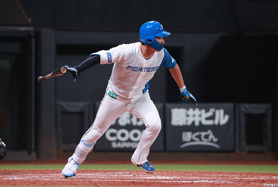 5回裏、内野安打を放つ淺間選手