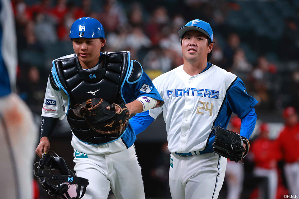 7回表を抑えた金村投手と田宮選手