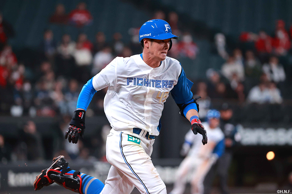 8回裏、失策を誘い出塁する若林選手