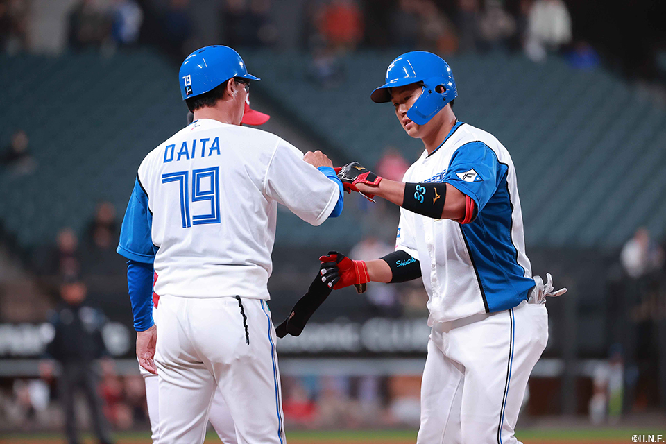 9回裏、ライトへ適時打を放つ進藤選手03