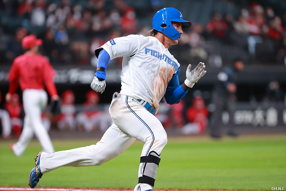 9回裏、同点適時二塁打を放つ水野選手02