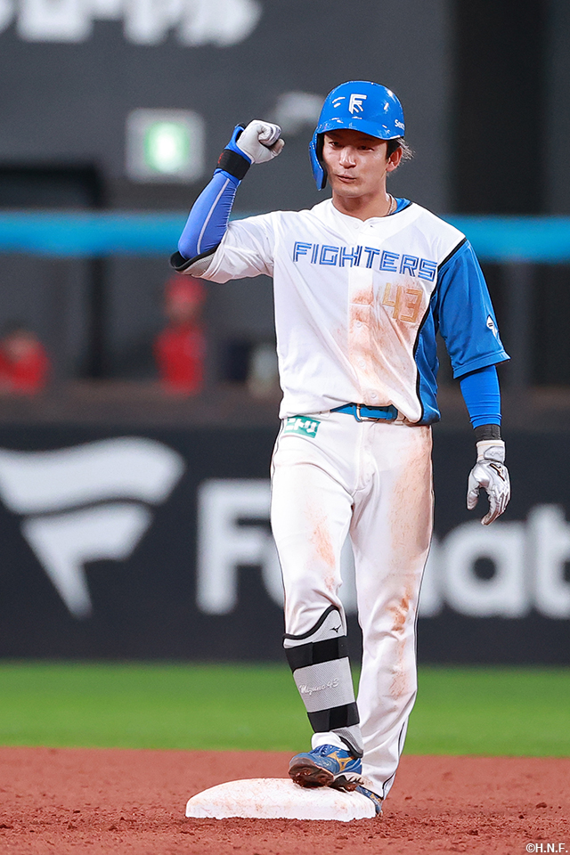 9回裏、同点適時二塁打を放つ水野選手03