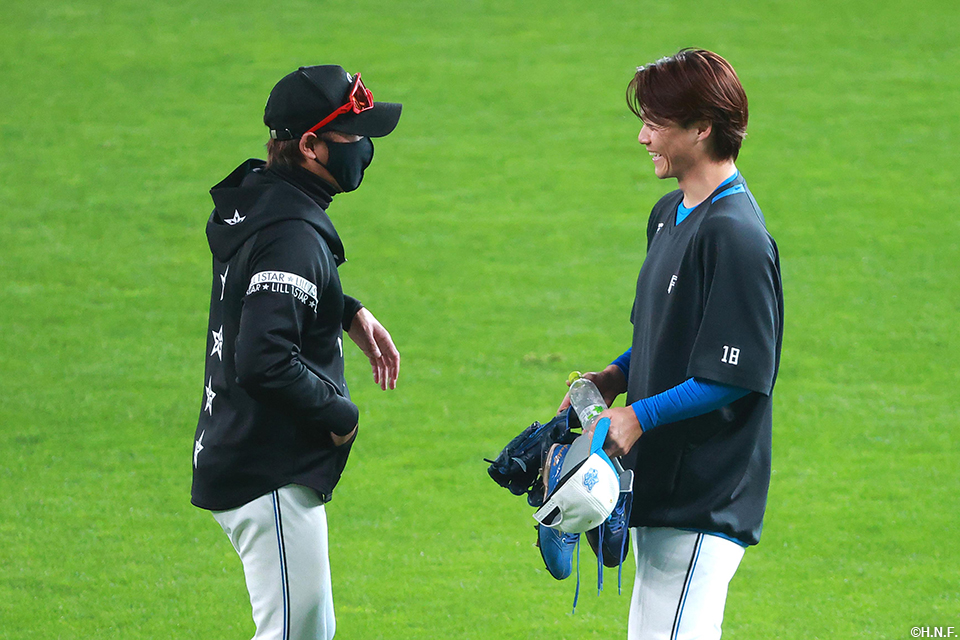 新庄監督と山﨑福投手01