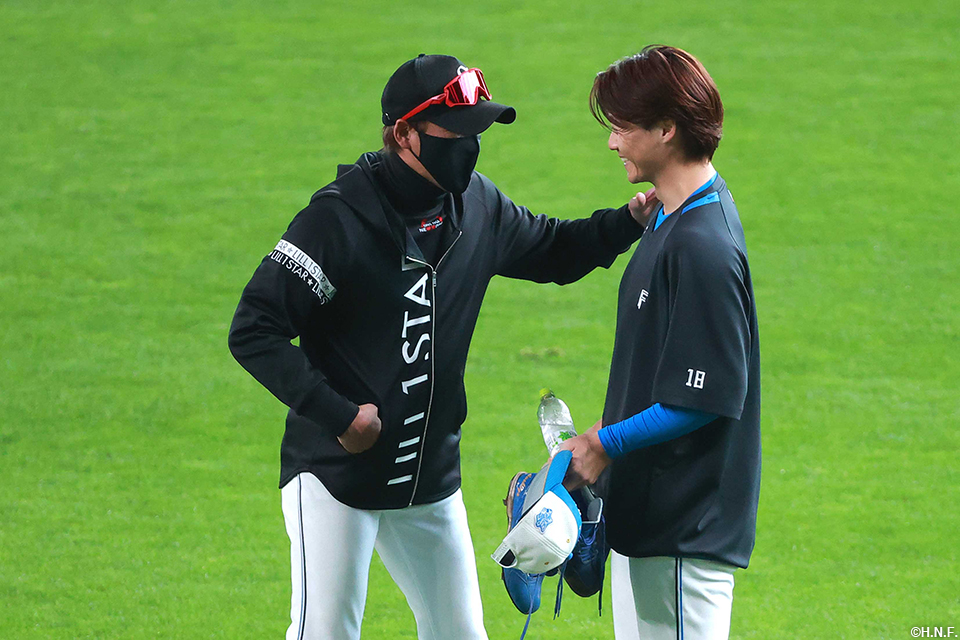 新庄監督と山﨑福投手02