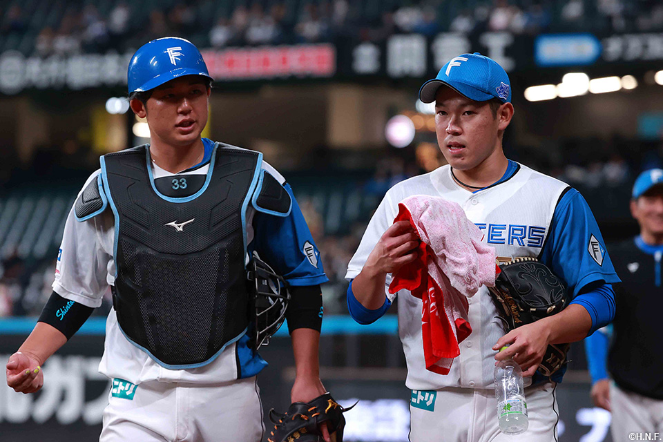 先発の根本投手と進藤選手01