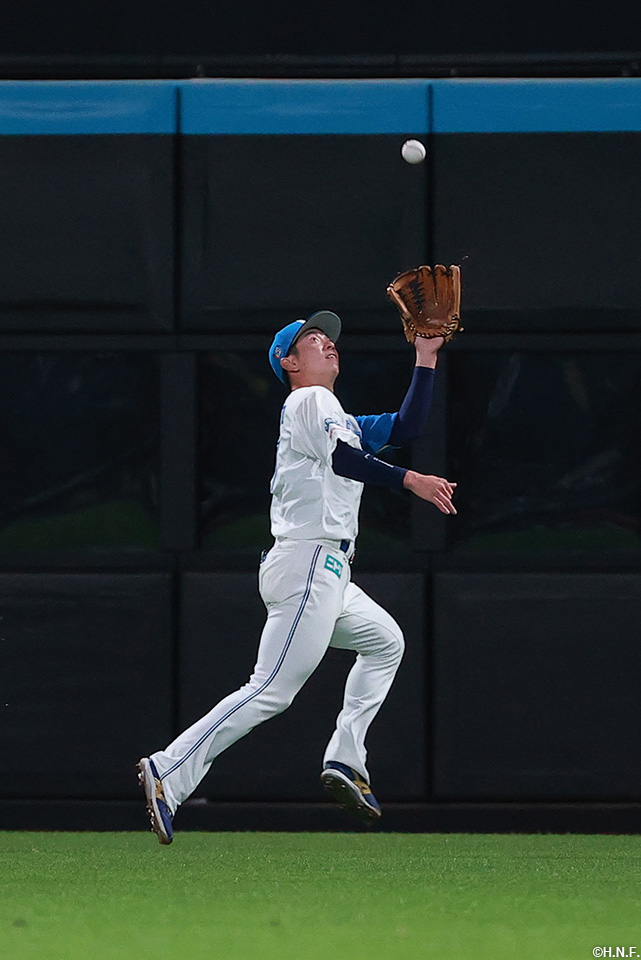 5回表、好守をみせる松本剛選手