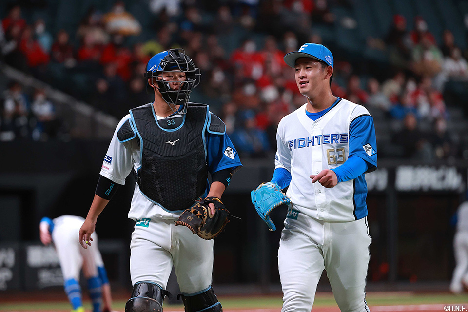 6回表を抑えた北浦投手と進藤選手