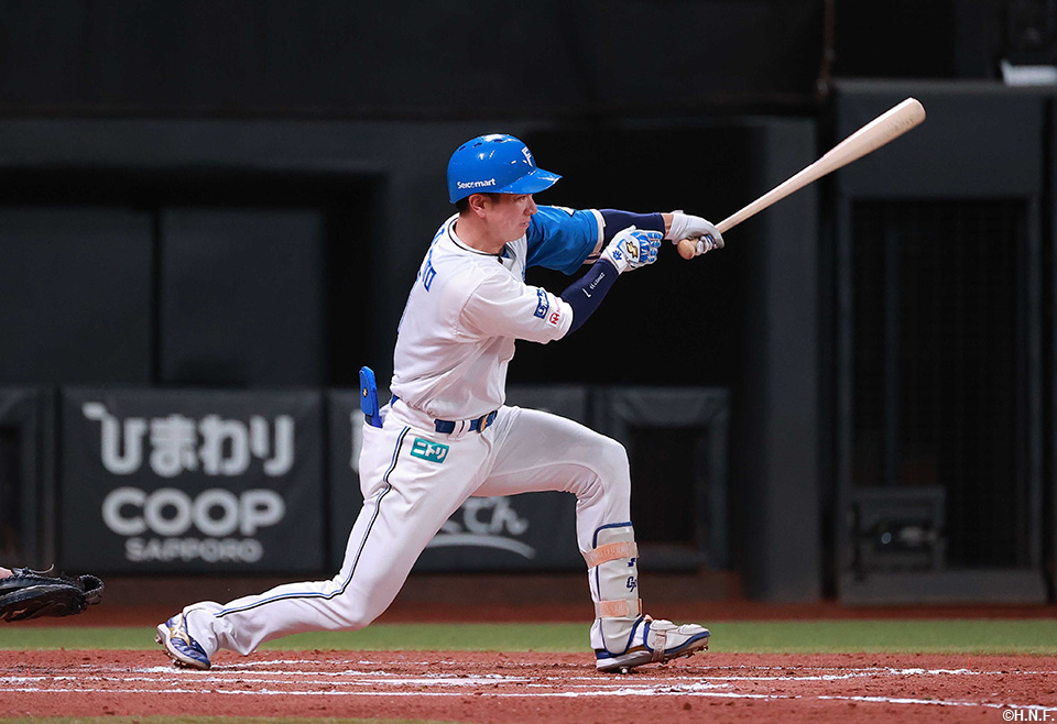 6回裏、レフトへヒットを放つ松本剛選手