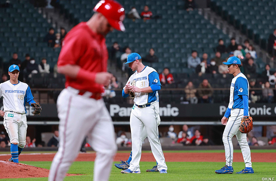 7回表、マウンドに集まる選手たち01
