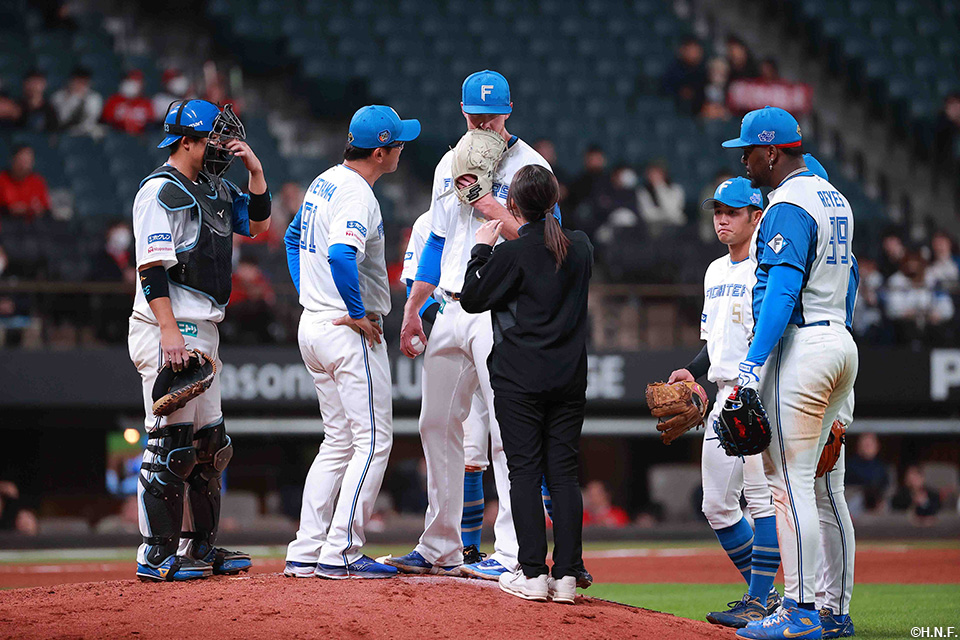 7回表、マウンドに集まる選手たち02