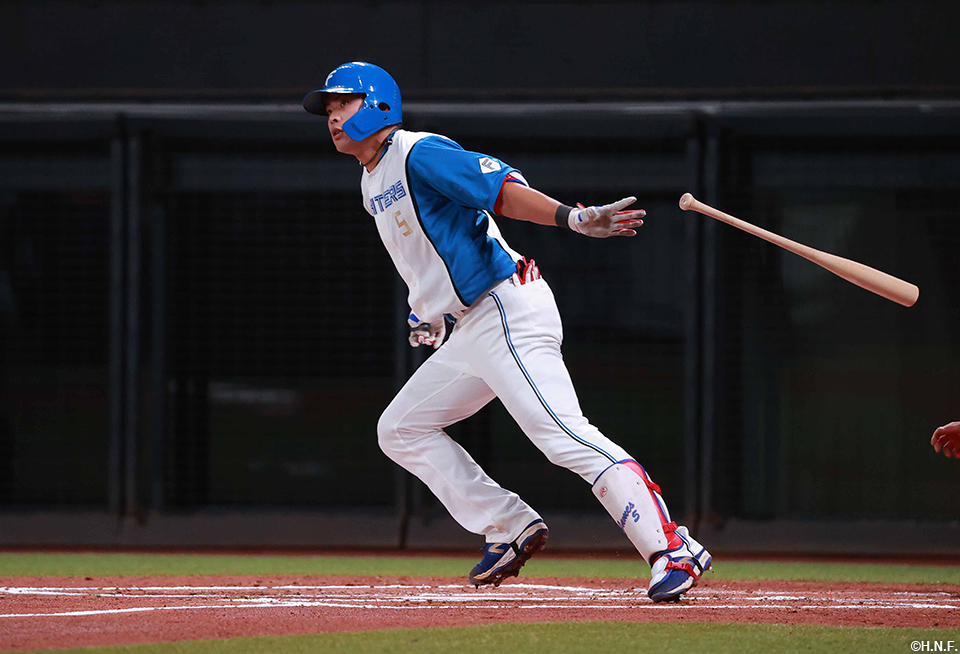 3回裏、レフトへヒットを放つ野村選手