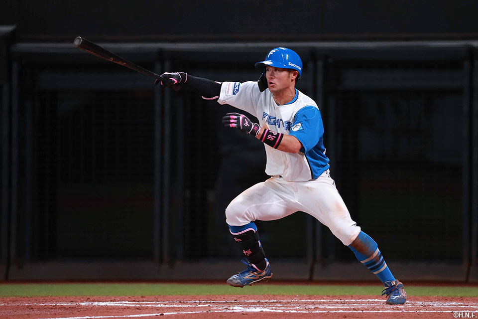 6回裏、内野安打を放つ細川選手