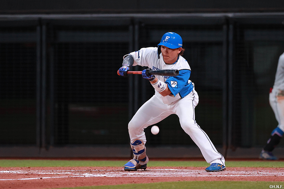 7回裏、内野安打となるバントをきめる田宮選手