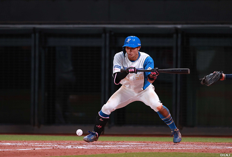 9回裏、送りバントを成功させる細川選手