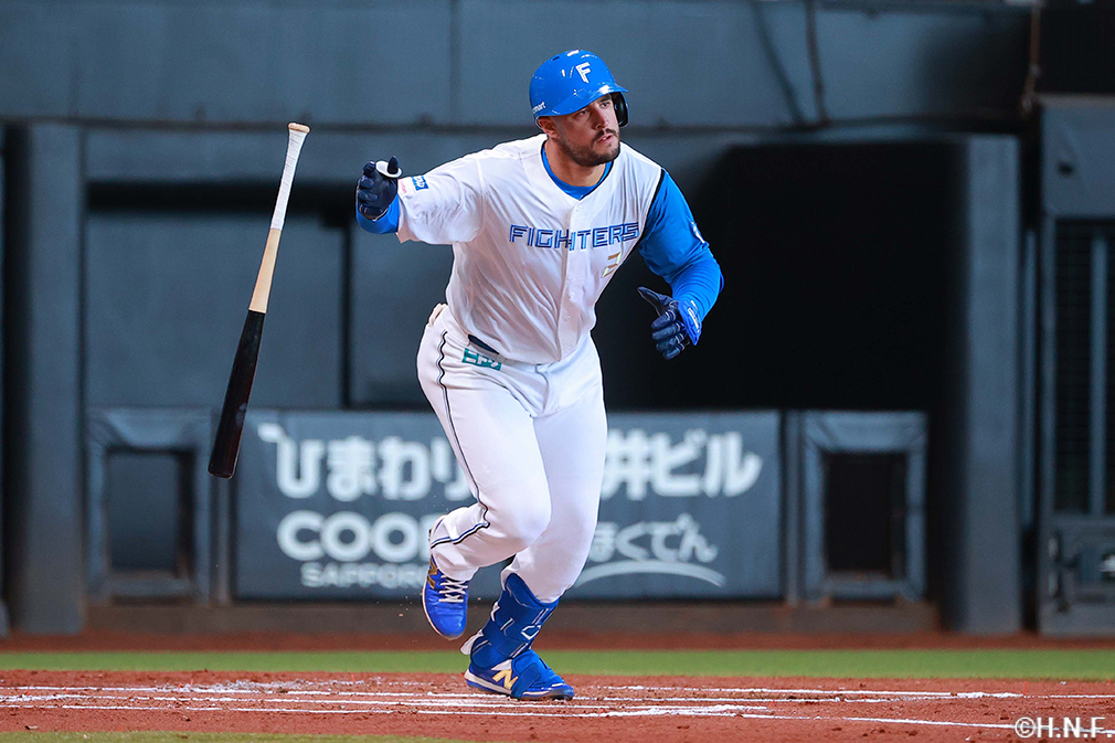 1回裏、ライトへ先制の適時打を放つマルティネス選手