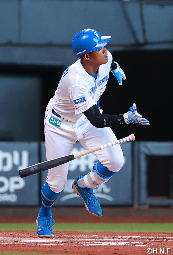 1回裏、レフトへ適時二塁打を放つ万波選手01