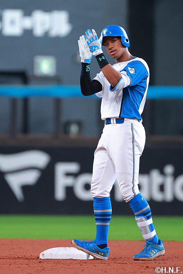 1回裏、レフトへ適時二塁打を放つ万波選手02