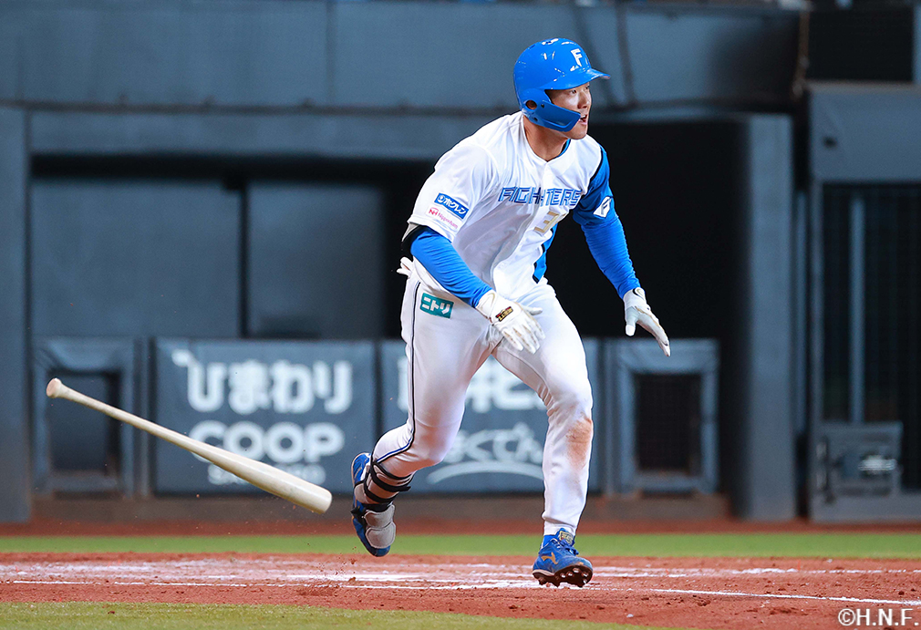 2回裏、ライトへ二塁打を放つ石井選手