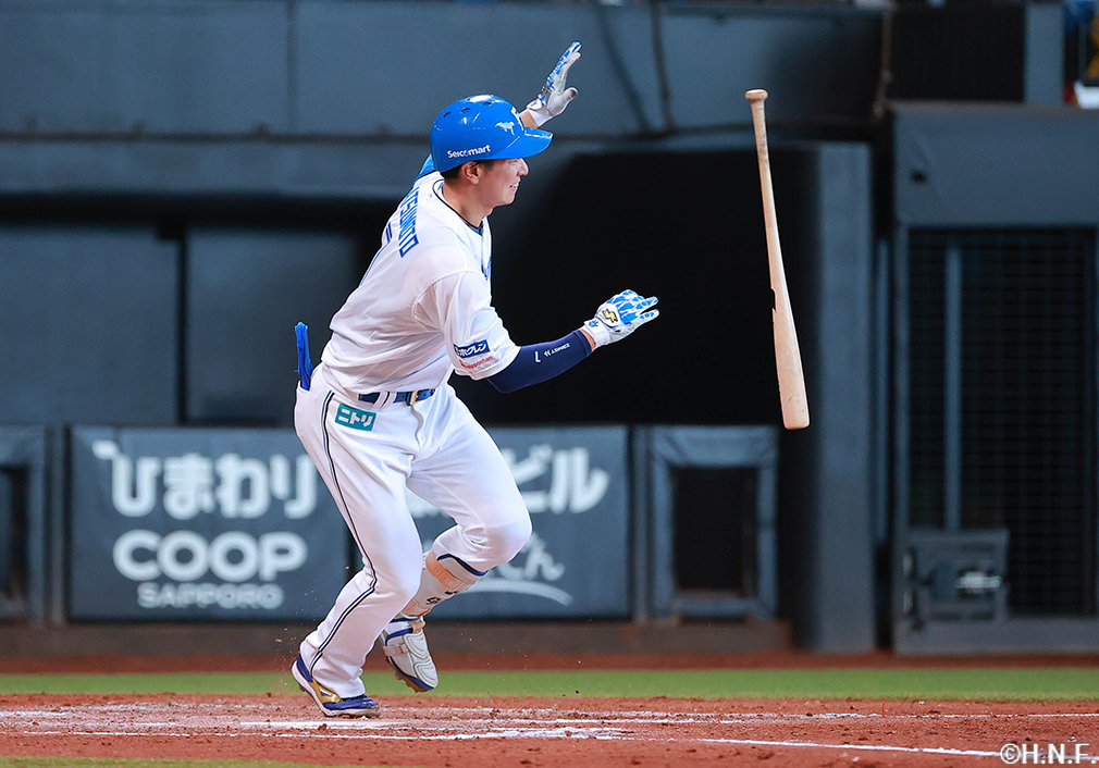 2回裏、レフトへヒットを放つ松本剛選手01