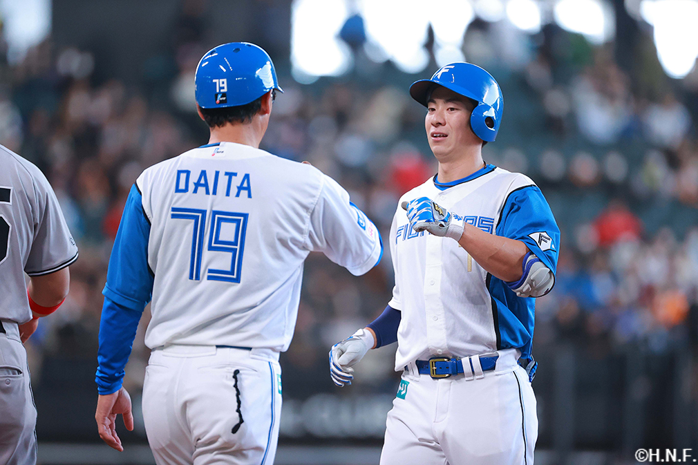 2回裏、レフトへヒットを放つ松本剛選手02