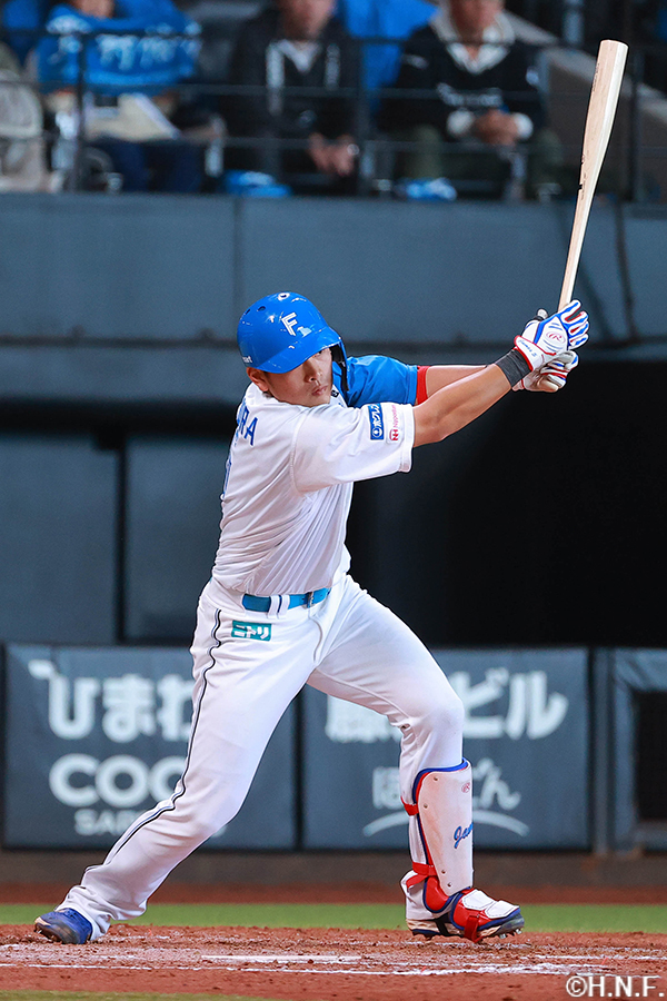 2回裏、ライトへヒットを放つ野村選手01