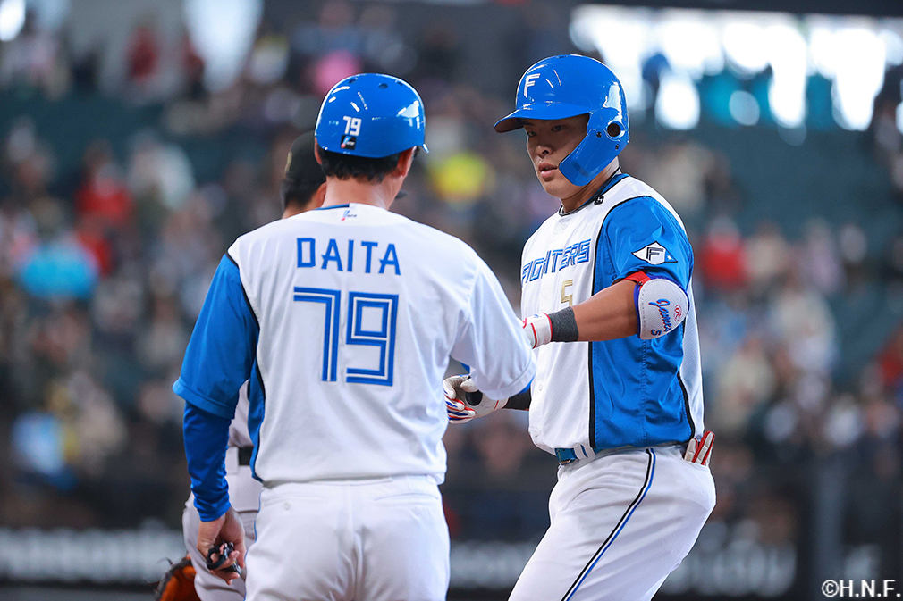 2回裏、ライトへヒットを放つ野村選手02