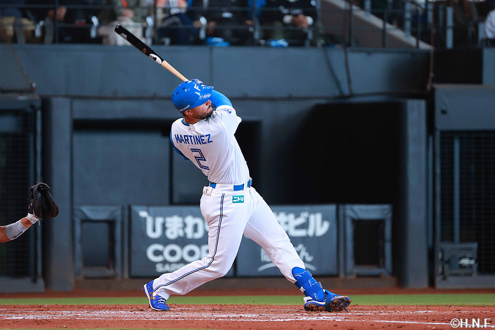 2回裏、センターへ適時打を放つマルティネス選手