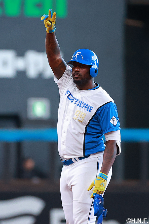 4回裏、レフトへ二塁打を放ったレイエス選手
