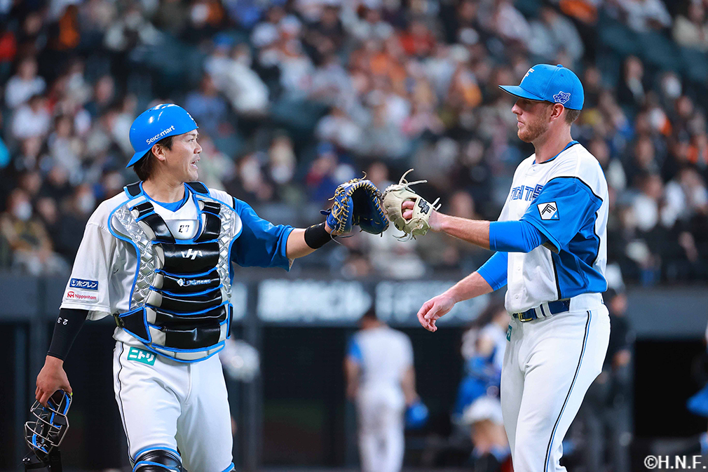 7回表を抑えたマーフィー投手と伏見選手01