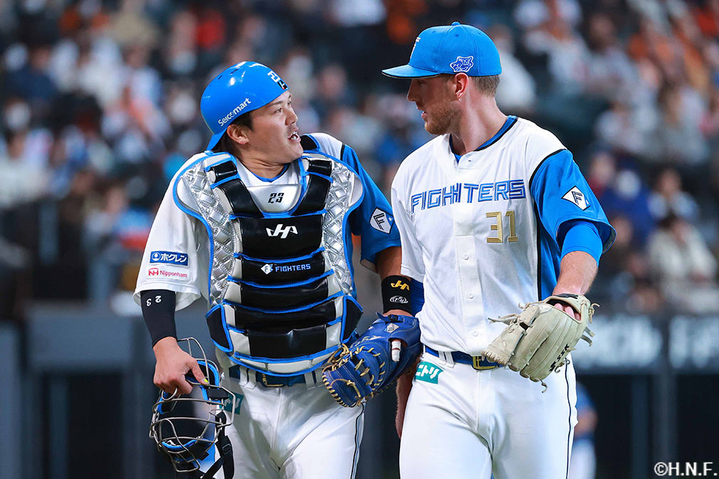 7回表を抑えたマーフィー投手と伏見選手02