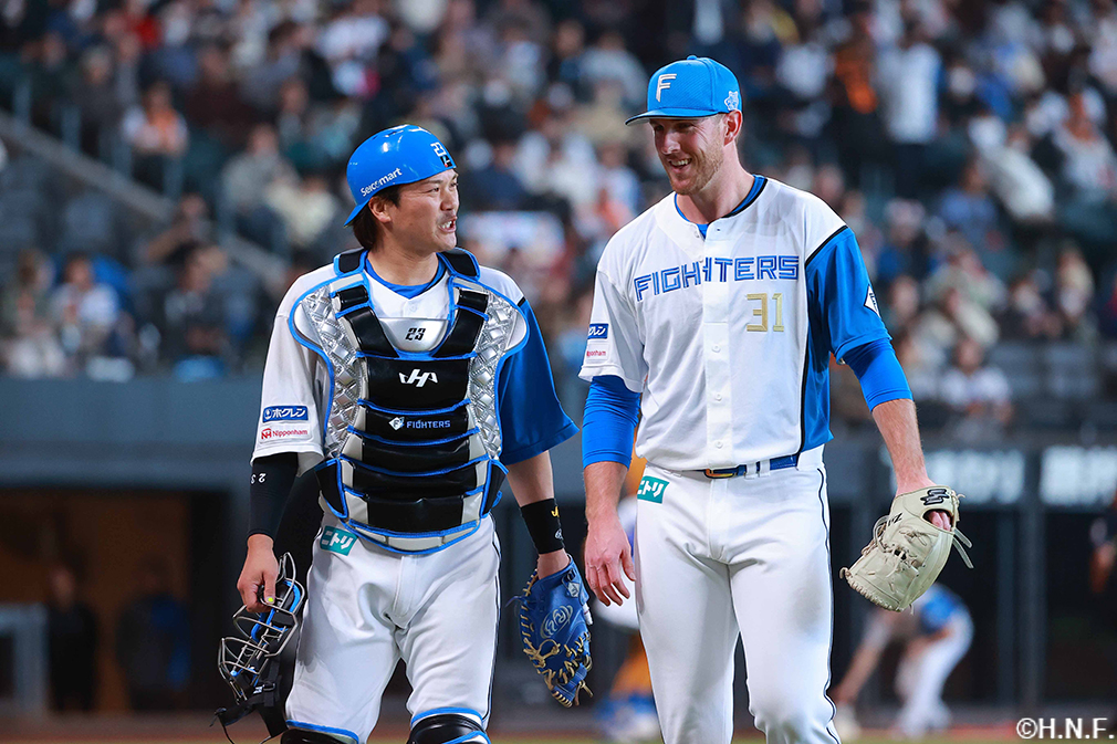 7回表を抑えたマーフィー投手と伏見選手03