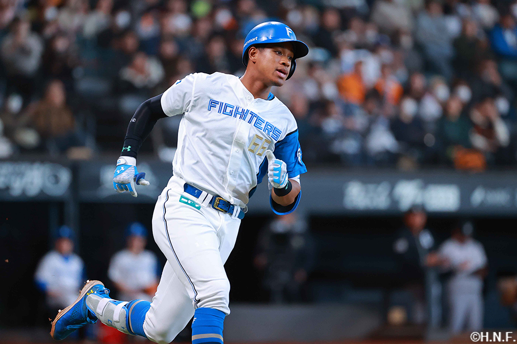 8回裏、レフトへヒットを放つ万波選手