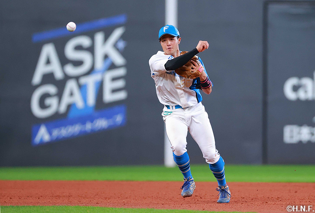 9回表、一塁へ送球する細川選手