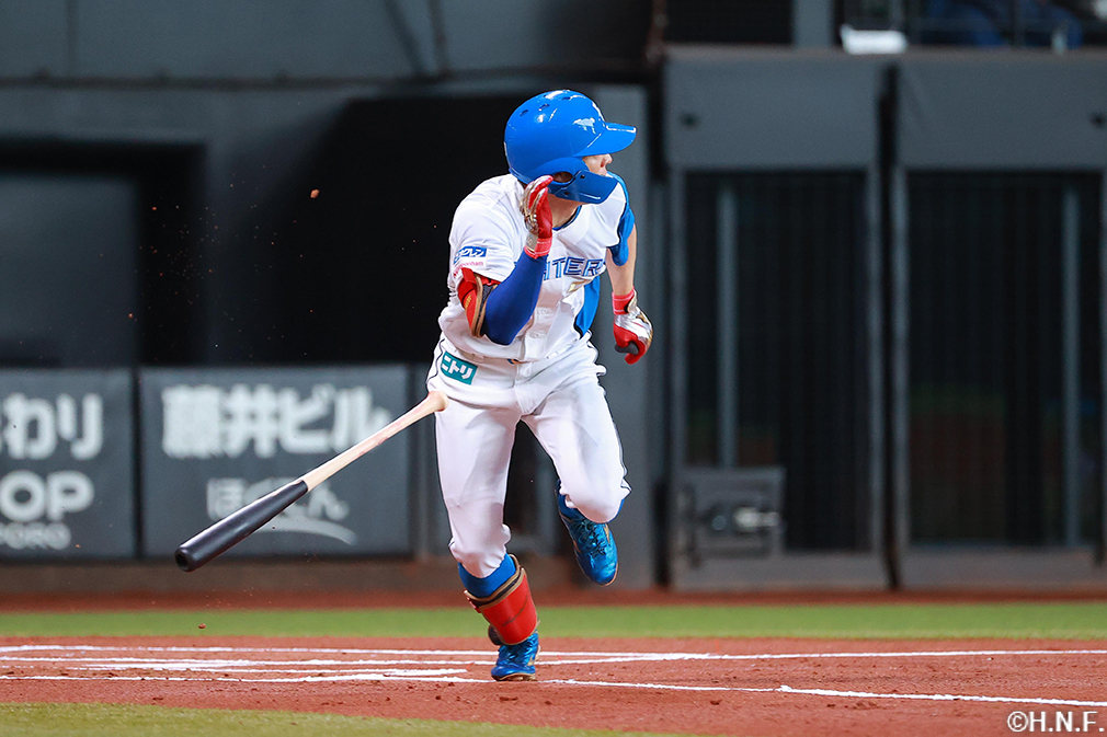 1回裏、レフトへ二塁打を放つ五十幡選手