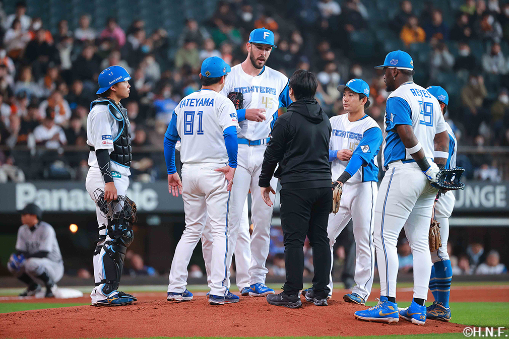2回表、マウンドに集まる選手たち