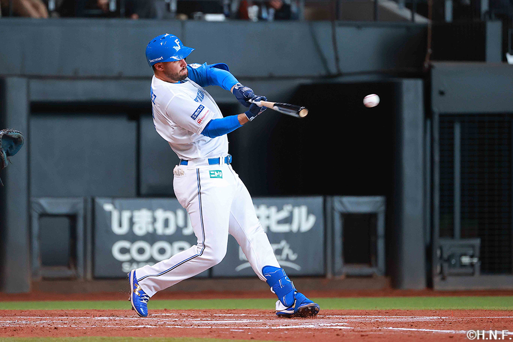 2回裏、レフトへヒットを放つマルティネス選手