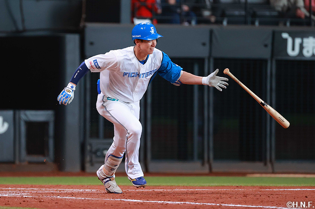 4回裏、センターへヒットを放つ松本剛選手