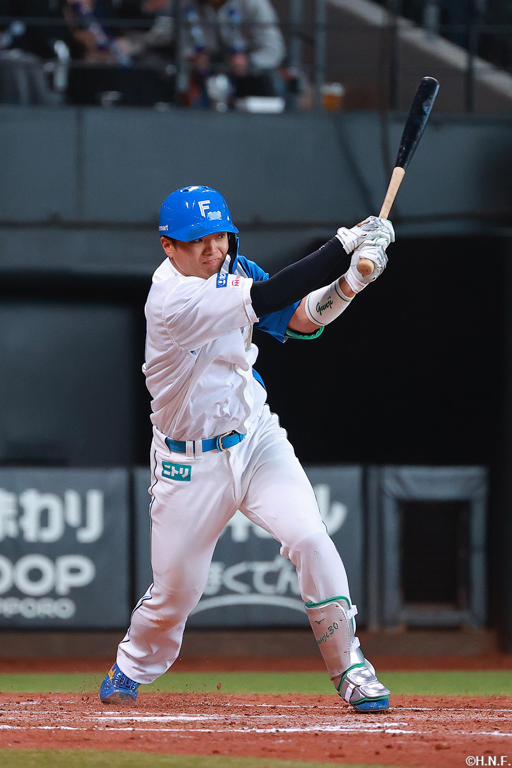 4回裏、センターへヒットを放つ郡司選手