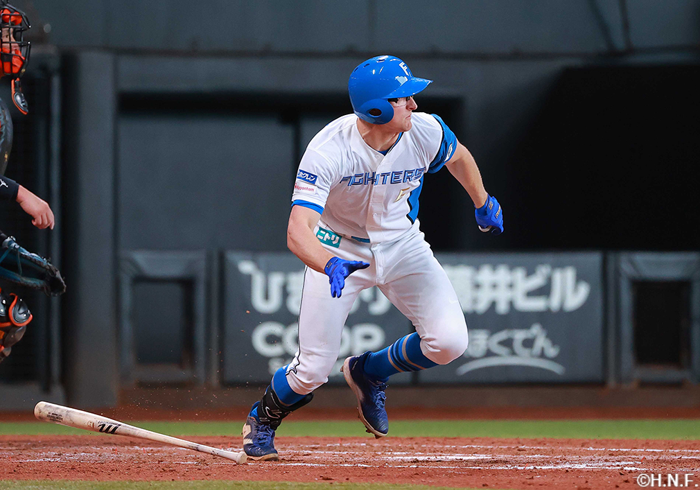 4回裏、レフトへ適時打を放つスティーブンソン選手