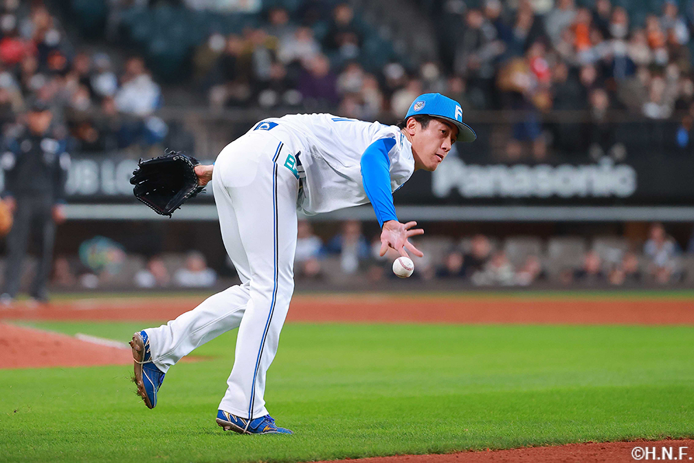 5回表、一塁へ送球する北山投手01