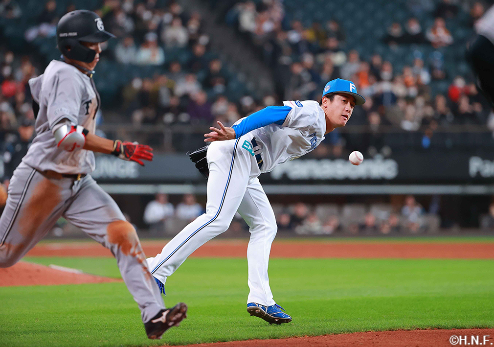 5回表、一塁へ送球する北山投手02