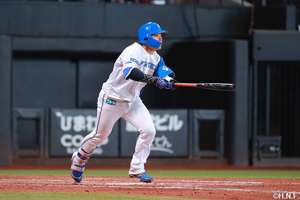 5回裏、ライトへヒットを放つ田宮選手01