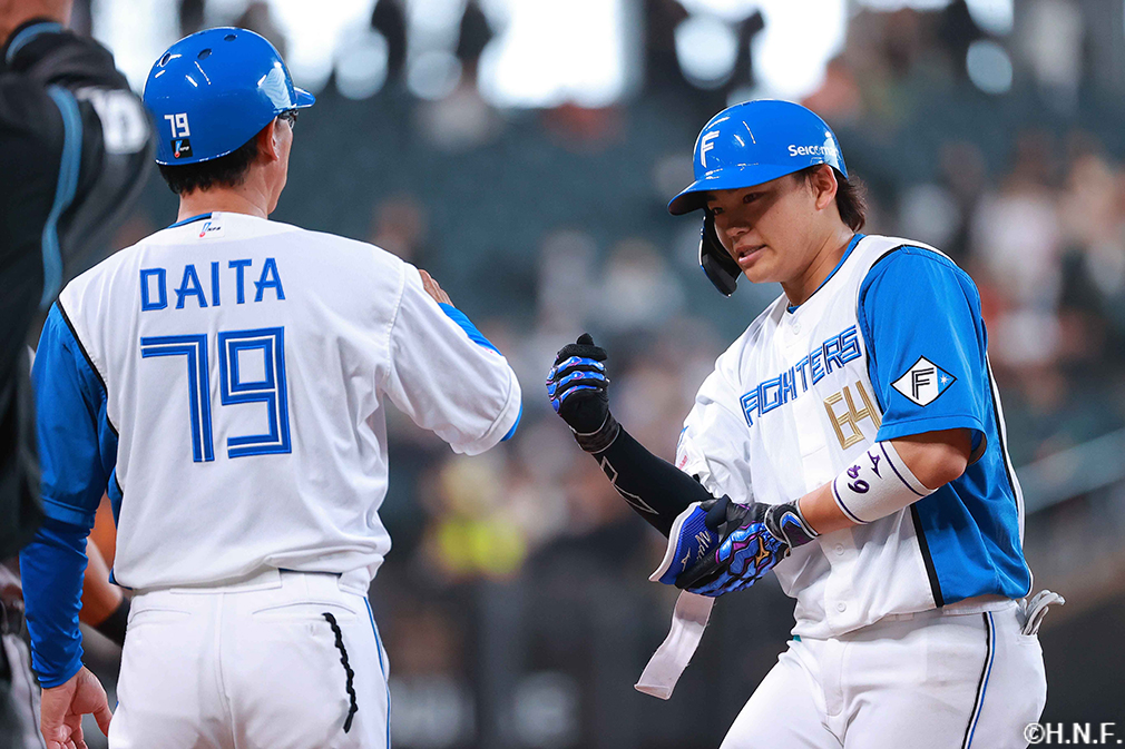 5回裏、ライトへヒットを放つ田宮選手02