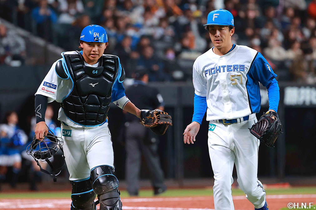 7回表を抑えた北山投手と田宮選手