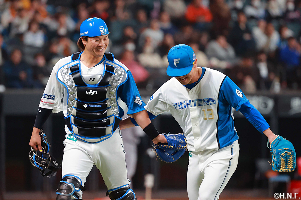 9回表を抑えた生田目投手と伏見選手