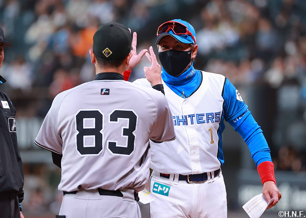 新庄監督とジャイアンツ阿部監督01