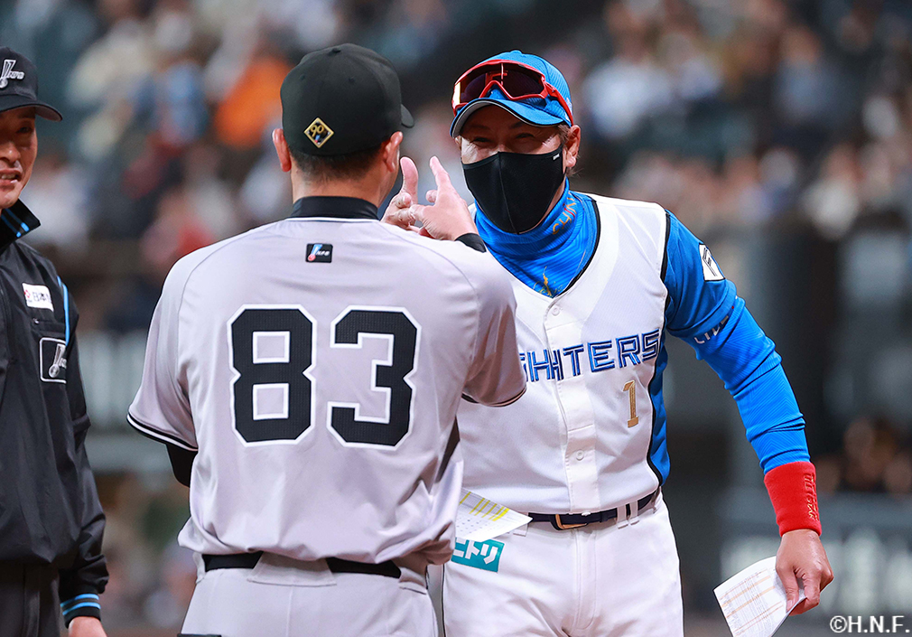 新庄監督とジャイアンツ阿部監督02