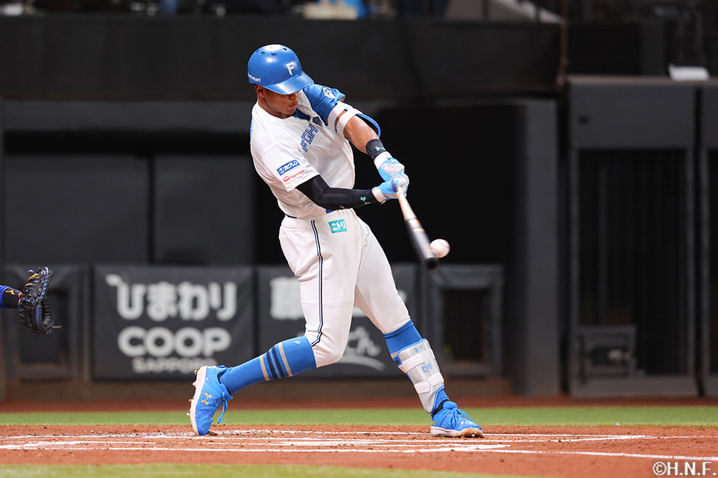 1回裏、レフトへ二塁打を放つ万波選手01